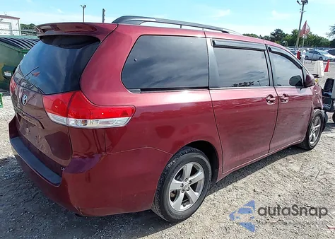 2012 Toyota Sienna Le z USA, uszkodzony, nr VIN 5TDKK3DC7CS253374